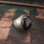 anelli afgani: modello in argento con agata cabochon