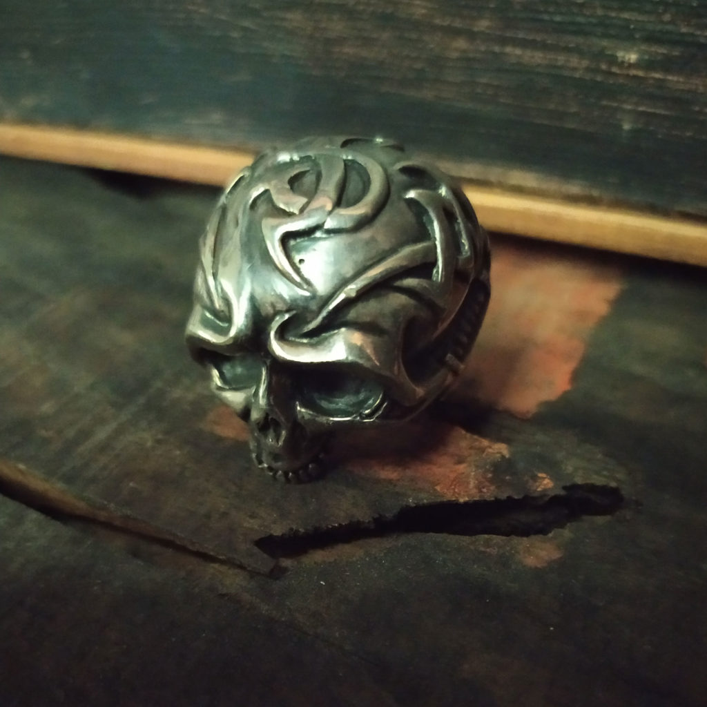 anello-con-teschio-cranio-lavorato-in-argento