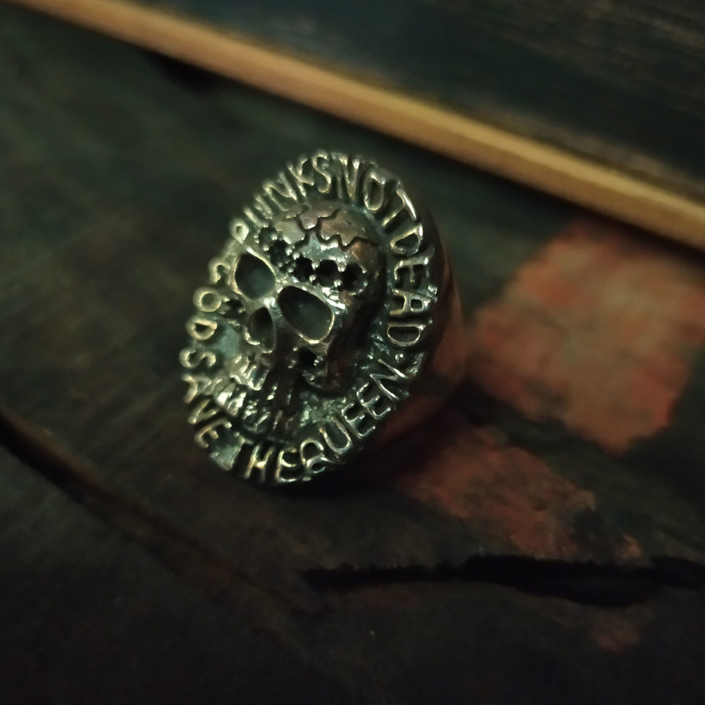 anello-con-teschio-punk-is-not-dead