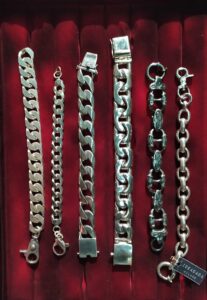 Vari bracciali a catena grossa