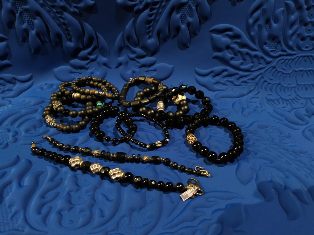 Bracciali di pietre dure: onice con inserti in argento antico.