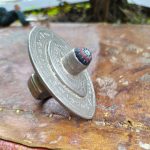 anello tuareg a scudo tondo con antica murrina veneziana e iscrizioni magiche