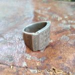 Anello tuareg del Mali in argento antico con quadrato magico e lavorazioni laterali
