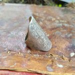 Anello tuareg a sviluppo verticale in argento antico con quadrato magico