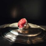 anello afgano in argento antico con rilievi dorati e con corniola incisa e lavorata